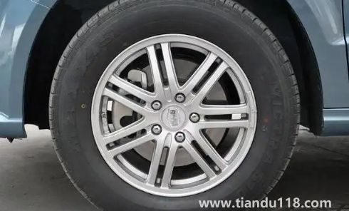 車輪胎扎了個(gè)釘子補(bǔ)一下大概多少錢（車輪胎扎了個(gè)釘子需要換輪胎嗎）