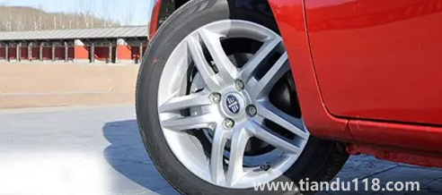 車輪胎扎了個(gè)釘子補(bǔ)一下大概多少錢(qián)3