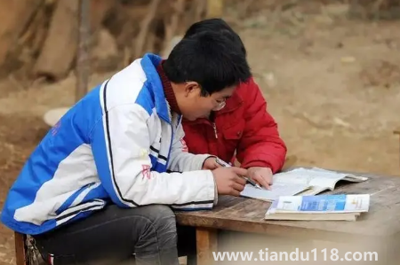 2022大學(xué)貧困資助一般一個(gè)班幾人(大學(xué)的貧困資助是一年一申請(qǐng)的嗎)(圖1) 大學(xué)貧困資助一般一個(gè)班幾人20221