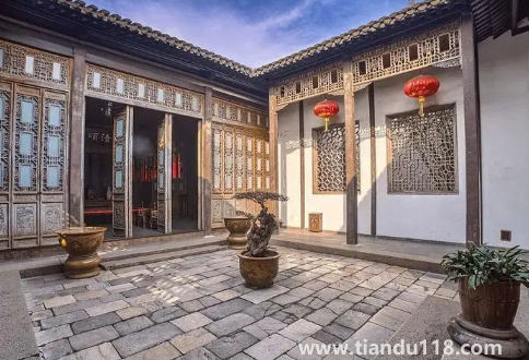 入宅開(kāi)門(mén)的人有什么講究嗎（入宅拿什么進(jìn)門(mén)）