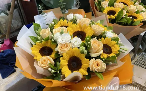 2022教師節(jié)送花上午送還是下午送（教師節(jié)送花送幾朵合適）