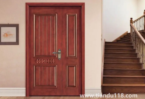 入戶門對下樓梯五帝錢怎么掛（玄關(guān)可化解大門對下樓梯嗎）