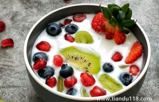 水果撈在冰箱里放一晚上還能吃嗎（自制水果撈的做法）