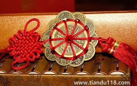 跟鄰居門對(duì)門五帝錢掛在門內(nèi)好不好（門上掛五帝錢的講究有哪些）