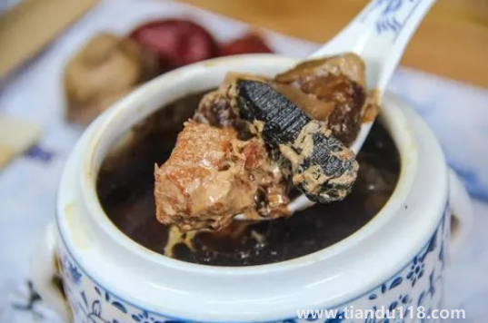 烏雞燉湯加什么食材比較補(bǔ)氣血(烏雞燉湯的具體做法)(圖2) 烏雞燉湯加什么食材比較補(bǔ)氣血2