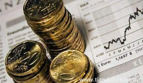 基金虧了25%是贖回還是放著（基金買(mǎi)賣(mài)都要收手續(xù)費(fèi)嗎）