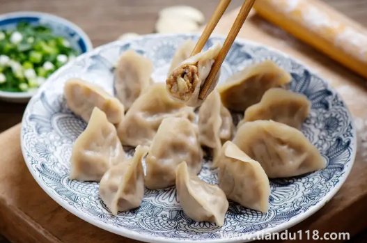 立冬還是冬至吃餃子不凍耳朵(立冬和冬至吃餃子的注意事項(xiàng))(圖3) 立冬還是冬至吃餃子不凍耳朵3