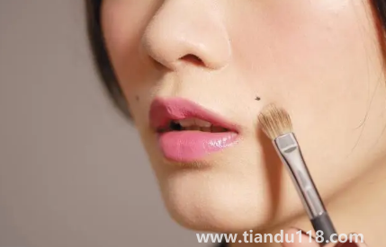 嘴角上面的痣可以點(diǎn)掉嗎(臉上有痣有必要點(diǎn)掉嗎)(圖1) 嘴角上面的痣可以點(diǎn)掉嗎1