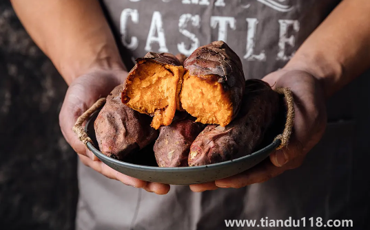 空氣炸鍋烤紅薯用錫紙還是油紙好一點(diǎn)（空氣炸鍋版烤紅薯的做法）