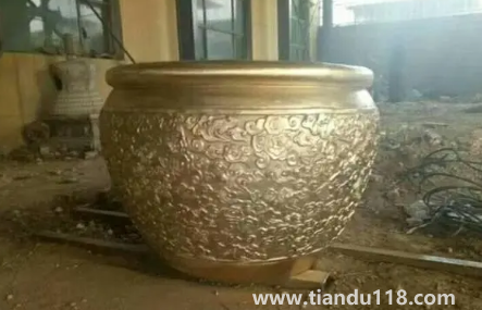 銅的小招財(cái)缸怎樣擺放(銅缸擺放的風(fēng)水吉位在哪)(圖1) 銅的小招財(cái)缸怎樣擺放1