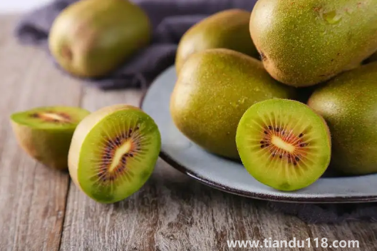 獼猴桃切開了放了一晚上能吃嗎（切開的獼猴桃放太久吃了會(huì)怎樣）