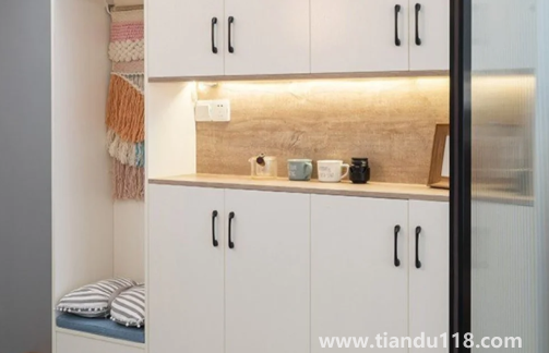 鞋柜可以放在陽臺(tái)上嗎(鞋柜放進(jìn)門左邊還是右邊)(圖2) 鞋柜可以放在陽臺(tái)上嗎2