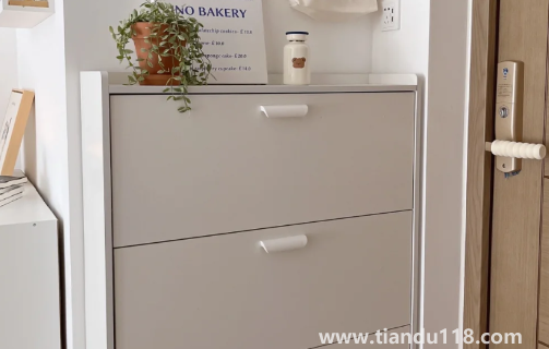 鞋柜可以放在陽臺(tái)上嗎(鞋柜放進(jìn)門左邊還是右邊)(圖1) 鞋柜可以放在陽臺(tái)上嗎1