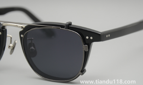 眼鏡放車(chē)?yán)锔邷貨](méi)事嗎（車(chē)上放眼鏡一般怎么放的）