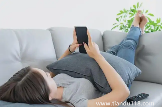 睡覺(jué)手機(jī)開(kāi)飛行模式有輻射嗎(睡覺(jué)手機(jī)放多遠(yuǎn)比較好)(圖1) 睡覺(jué)手機(jī)開(kāi)飛行模式有輻射嗎1