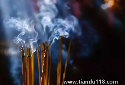 給灶王爺上香每月的初一十五嗎(給灶王爺上香是早上還是晚上)(圖2) 給灶王爺上香每月的初一十五嗎2