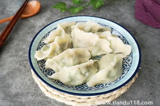 嚴(yán)重凍成一坨的餃子怎么吃(餃子怎么冷凍不會(huì)粘在一起)(圖2) 嚴(yán)重凍成一坨的餃子怎么吃2