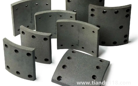 剎車片20萬(wàn)公里沒(méi)換過(guò)正常嗎(汽車剎車片怎么換)(圖2) 剎車片20萬(wàn)公里沒(méi)換過(guò)正常嗎2