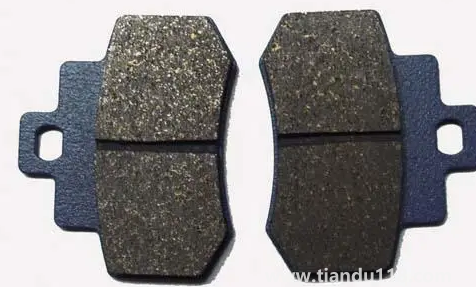 剛換的剎車片發(fā)燙糊味是正常嗎（剎車片響聲很刺耳還能行駛嗎）