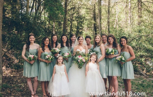 伴娘服是租好還是買(mǎi)好（伴娘服一般都穿什么鞋子合適）