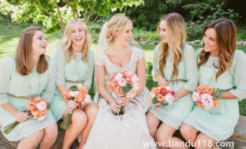 伴娘服是租好還是買(mǎi)好(伴娘服一般都穿什么鞋子合適)(圖3) 伴娘服是租好還是買(mǎi)好3