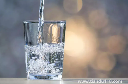 發(fā)燒喝鹽水好還是糖水好（發(fā)燒的注意事項(xiàng)）