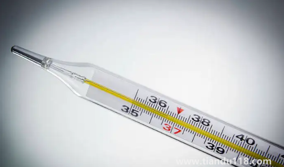 水銀體溫計可以放涼水里降度數(shù)嗎（使用水銀溫度計的注意事項）