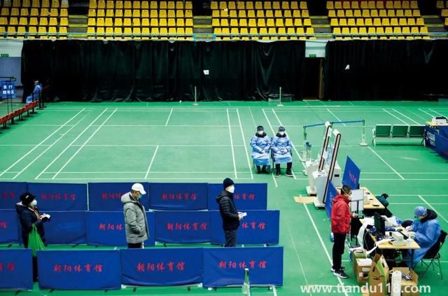 專(zhuān)家:很多老人在家扛好幾天才就診（當(dāng)務(wù)之急是壓低感染峰值）