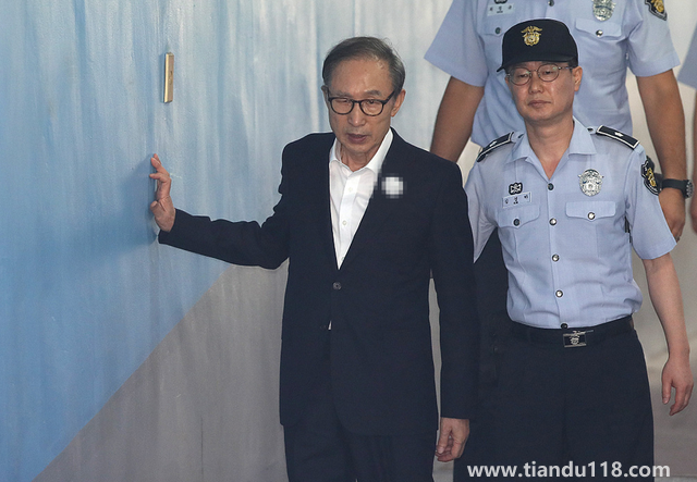 韓國(guó)前總統(tǒng)李明博出獄待遇慘淡（沒(méi)養(yǎng)老金，不配司機(jī)，無(wú)秘書(shū)）