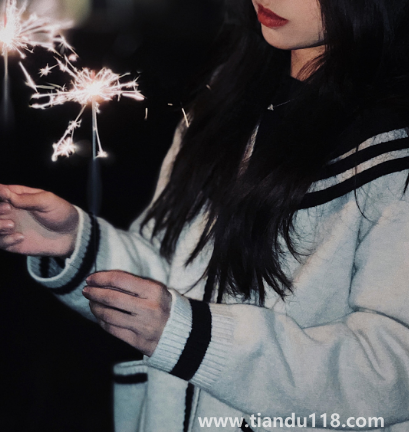 2023元旦跨年放仙女棒應該發(fā)什么朋友圈（跨年夜跟女朋友怎么過有儀式感）