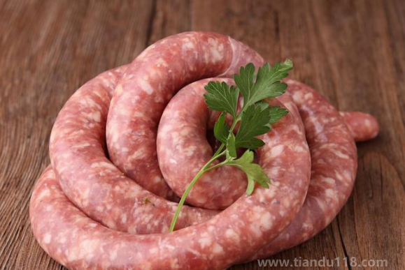 香腸剛灌好后可以用風(fēng)扇吹嗎（香腸用哪個(gè)部位的肉）