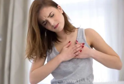 女生右胸上面疼是怎么回事（女生右胸上面疼嚴重嗎）